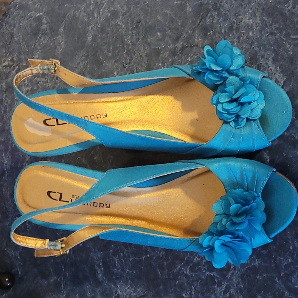 'CL by Chinese Laundry' brand open-toe sling-back wedges w/floret